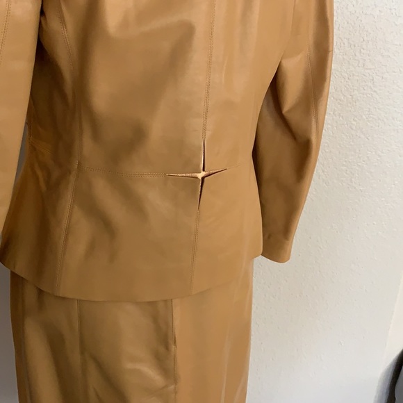 Chanel Leather skirt suit with rose gold detailing - Picture 7 of 10